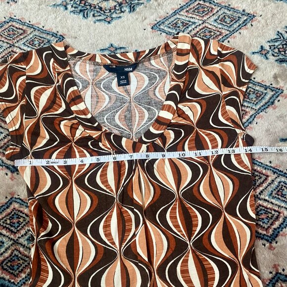 Vintage Retro-Print European V-Neck Cap-Sleeve Tee by H&M (Size XS) - Picture 12 of 16